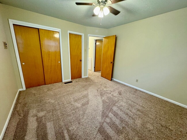 Building Photo - Fresh Paint and New Carpet! 4 bedroom home...