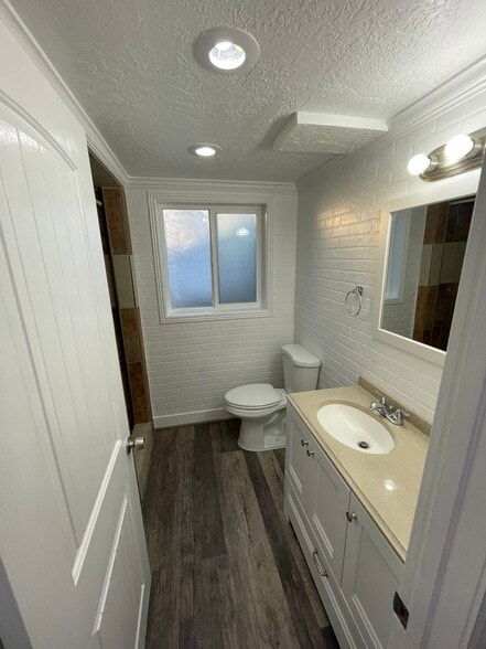 Building Photo - 565 Colonial St