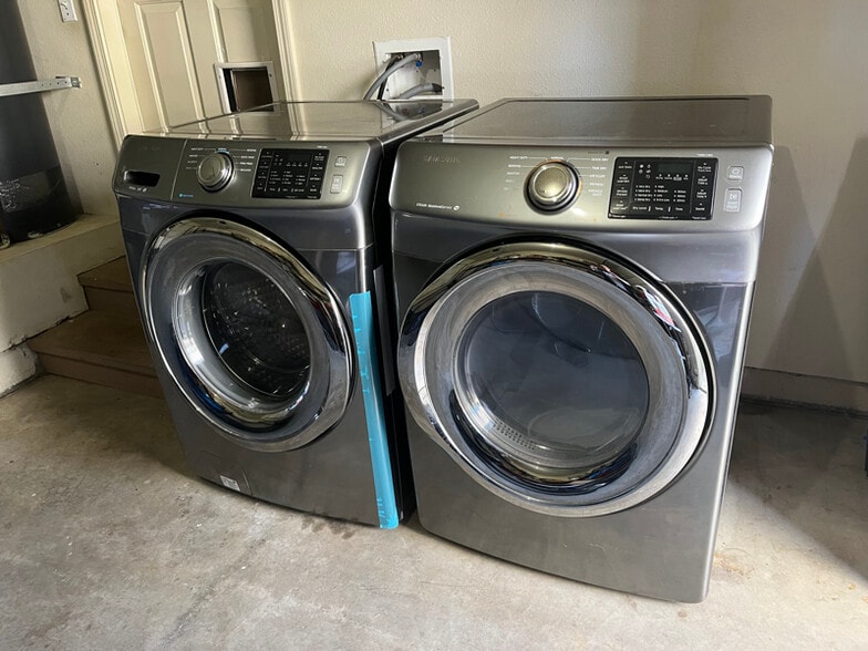 Building Photo - 412 N Cloverdale Blvd