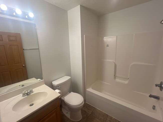 Building Photo - Newly Available - 1 Bedroom Condo- Availab...