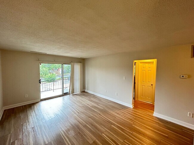 Building Photo - Renovated 1 bdrm, 1 bath Apt