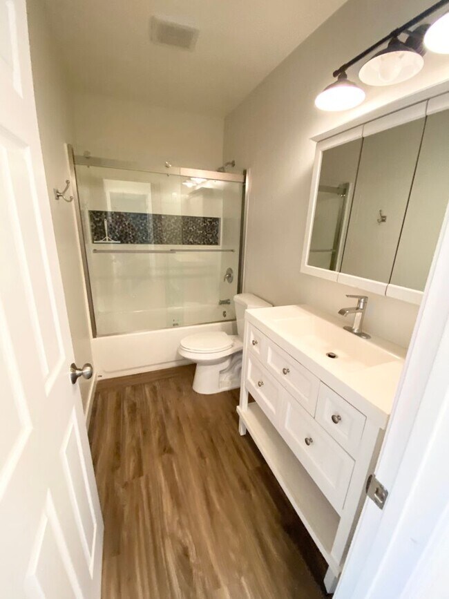 Building Photo - Charming 1-Bedroom Apartment with Modern Upgrades – Move-In Ready!