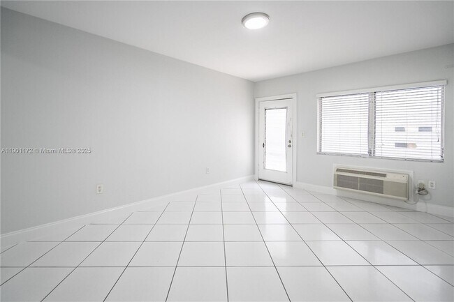 Building Photo - 7640 Carlyle Ave