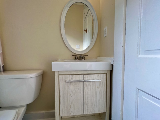 Building Photo - 1813 E Elm St