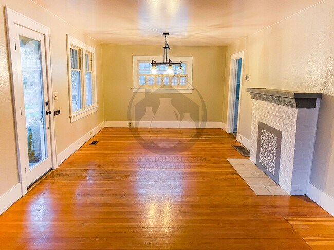 Building Photo - Cute Bungalow in NE Salem - Available Now