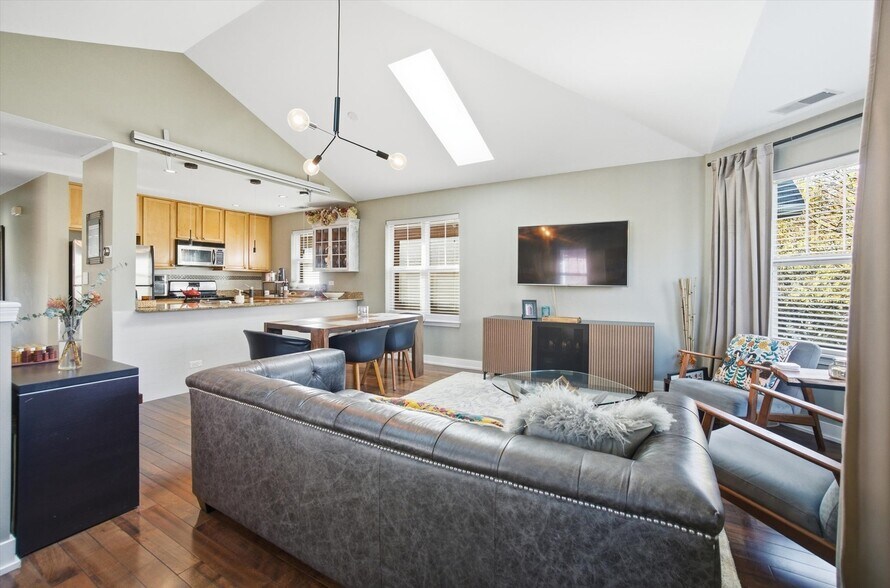 Building Photo - 639 W Elm St