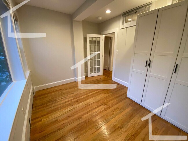 Building Photo - 9/1 No Fee! Sunny 3BR condo unit near Cleveland Circle!
