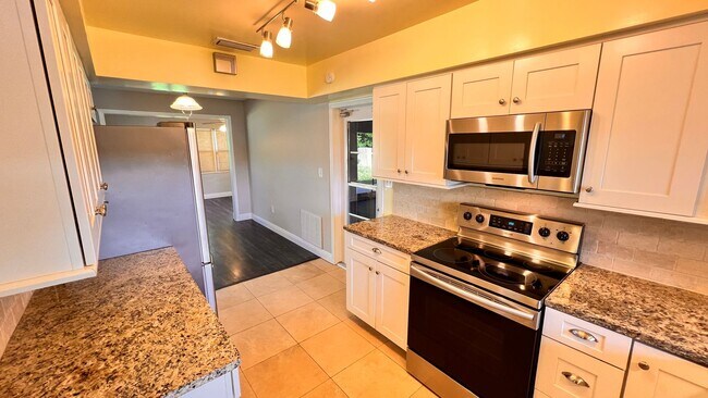 Building Photo - Timeless Charm Meets Modern Comfort in the Heart of Winter Park! WASHER & DRYER INCLUDED!