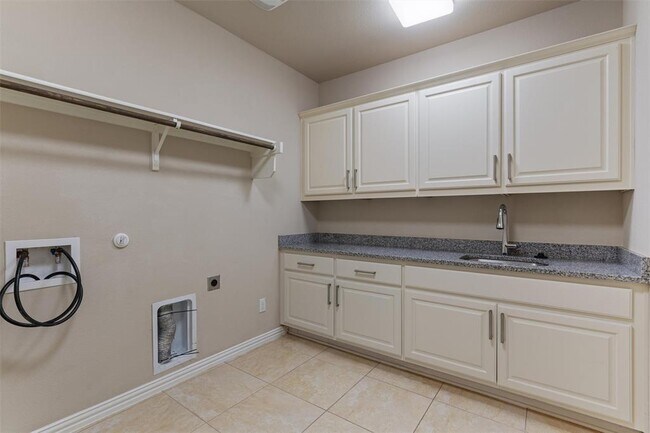 Building Photo - 7901 Arbor Knoll Ct