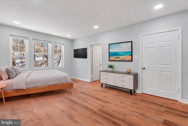 Building Photo - 1909 N Rhodes St