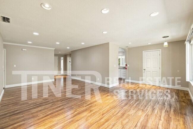 Building Photo - 639 Flower Dr