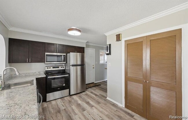 Building Photo - 40960 W 10 Mile Rd