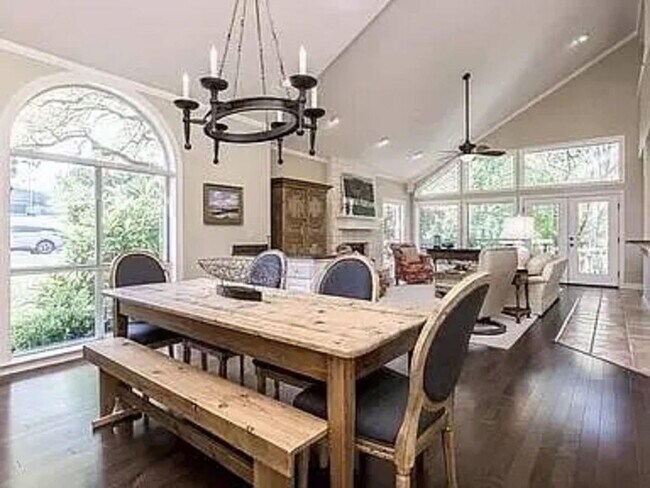 Building Photo - 5607 Courtyard Dr