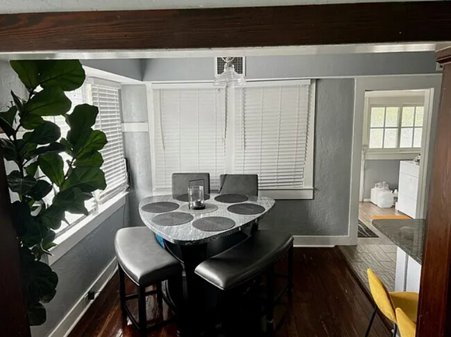 Building Photo - 1531 Hough St