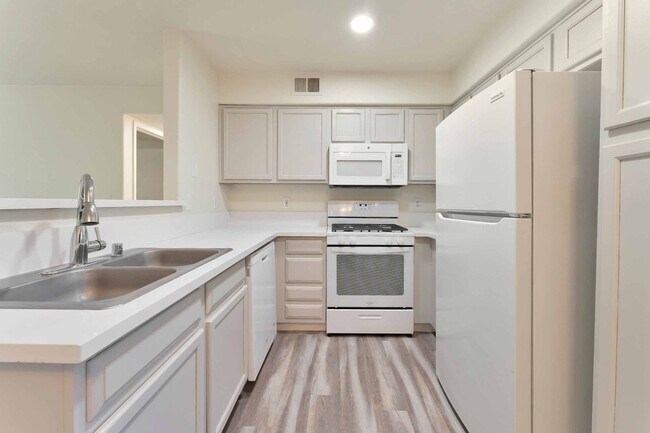 Building Photo - Cozy Ground Floor Condo!