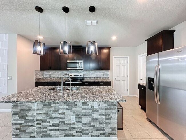 Building Photo - Wonderful like new and pet friendly home in Winter Haven