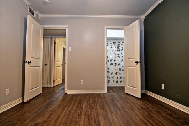 Building Photo - 2410 Valley Dr