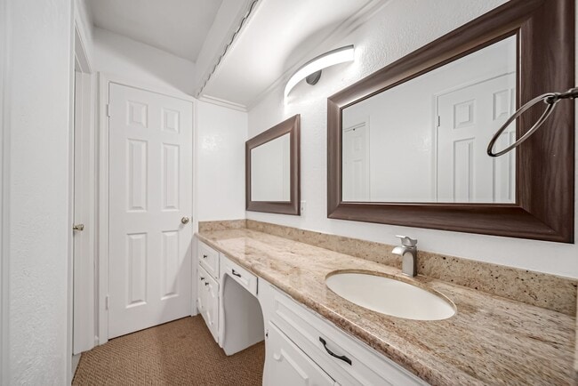Building Photo - 10732 Briar Forest Dr