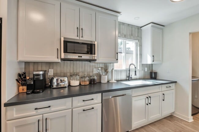 Building Photo - Updated and Spacious 3BED/2BATH Scottsdale Home