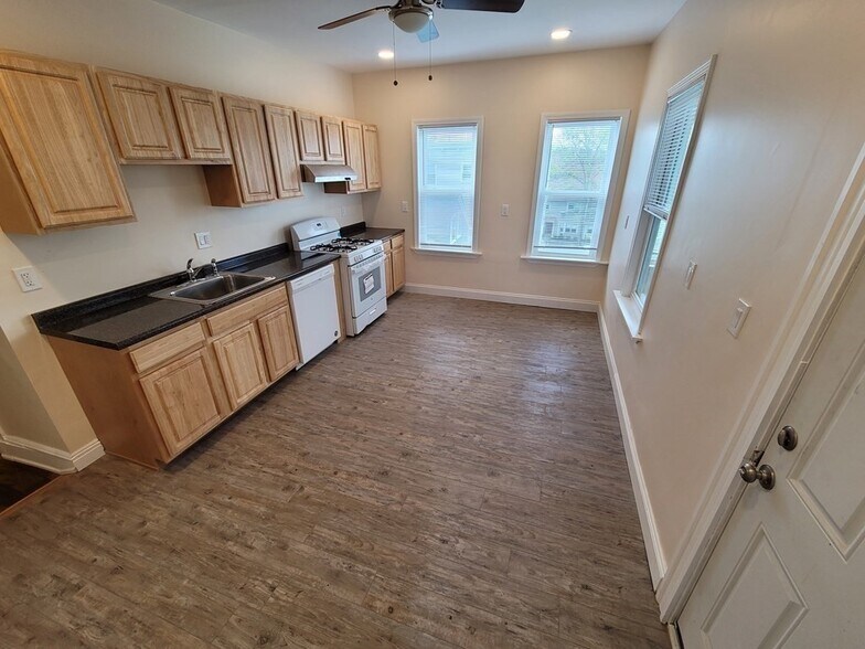 Building Photo - 150 River St