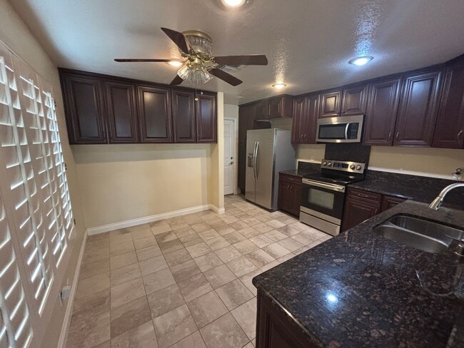 Building Photo - Beautiful 3 bed 2.5 bath townhouse in Spanish Trails!