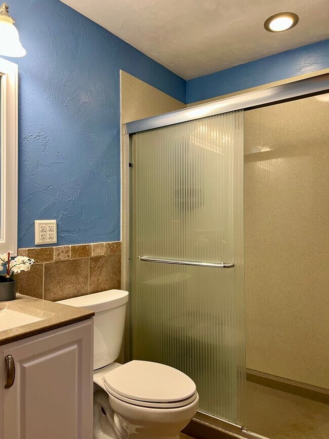 Building Photo - Spacious Home in Yukon- 3 bed, 2 ba, plus office space with built-in's