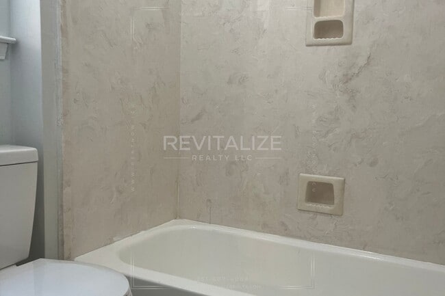 Building Photo - Beautifully Updated 4-Bedroom Home with Gr...