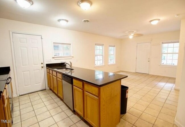 Building Photo - Huge home near in Chapel Hill!