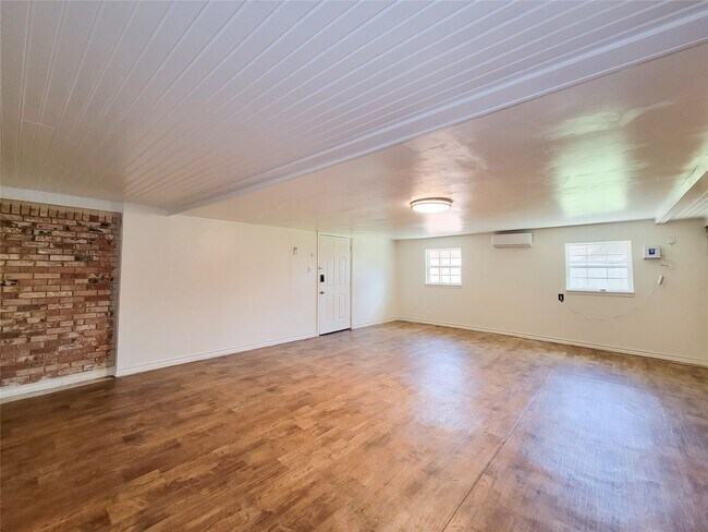 Building Photo - 2115 Forest Oaks Dr