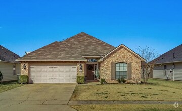 Building Photo - Live the Legacy Life – 3 Bed, 2 Bath Beauty!