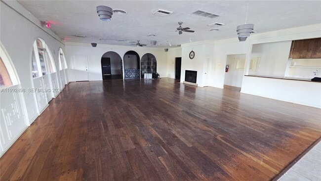 Building Photo - 650 Tennis Club Dr