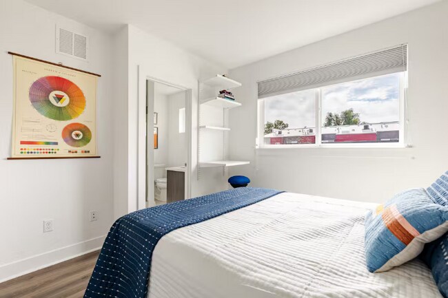 Building Photo - 2824 W Parkside Pl