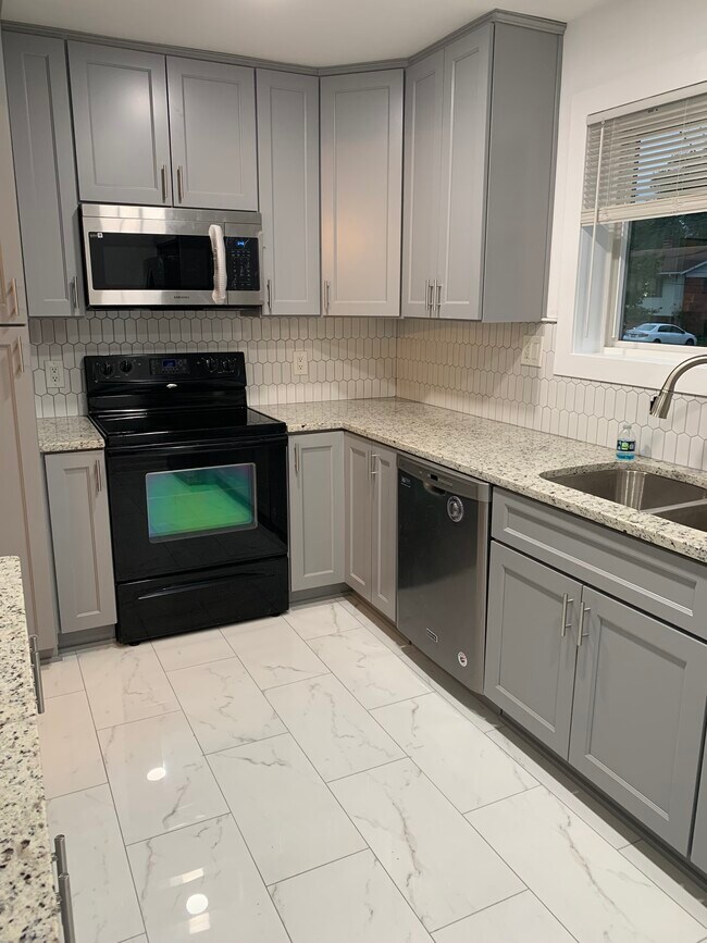 Building Photo - 10031 Renfrew Rd