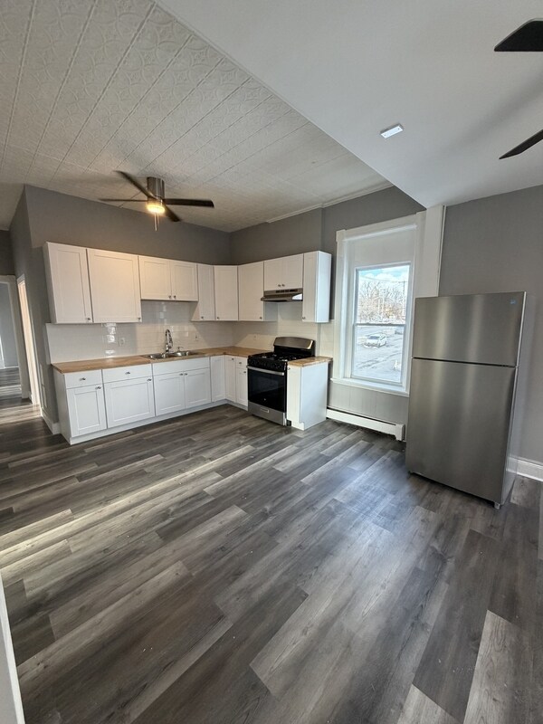 Building Photo - 241 Saratoga St