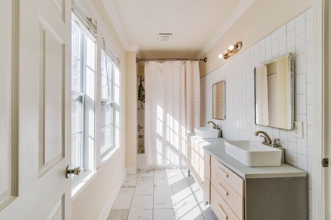 Building Photo - Newly Updated 4/3 in Howell Station w/ Ful...