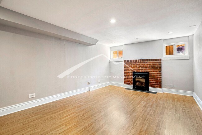 Building Photo - Beautiful Home With Central A/C and Enclosed Backyard