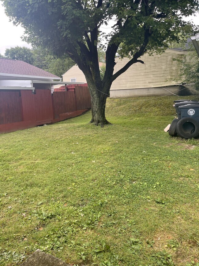 Building Photo - 887 Kickapoo Ave