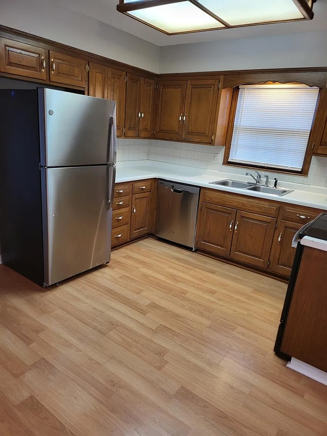 Building Photo - Spacious 4 Bed, 2.5 Bath Home with Fireplace & Garage in Independence, MO