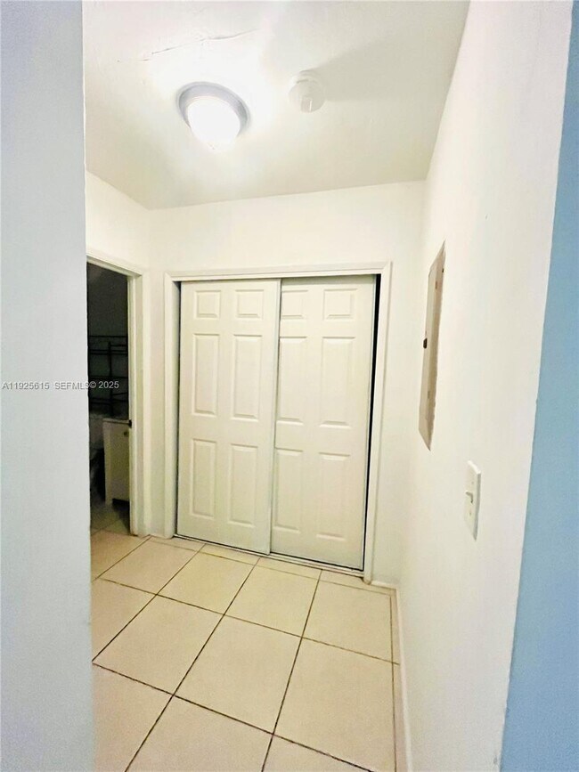 Building Photo - 1800 Miami Rd