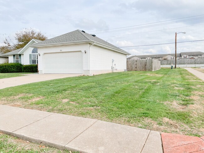 Corner Lot - 704 N Cottonwood Ave