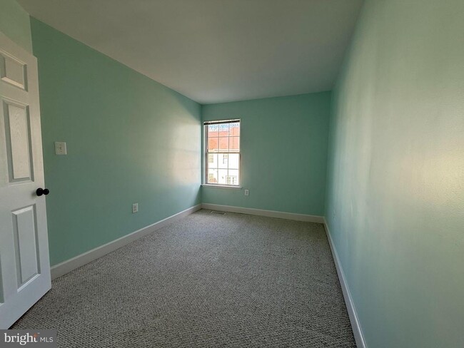 Building Photo - 8702 Village Green Ct