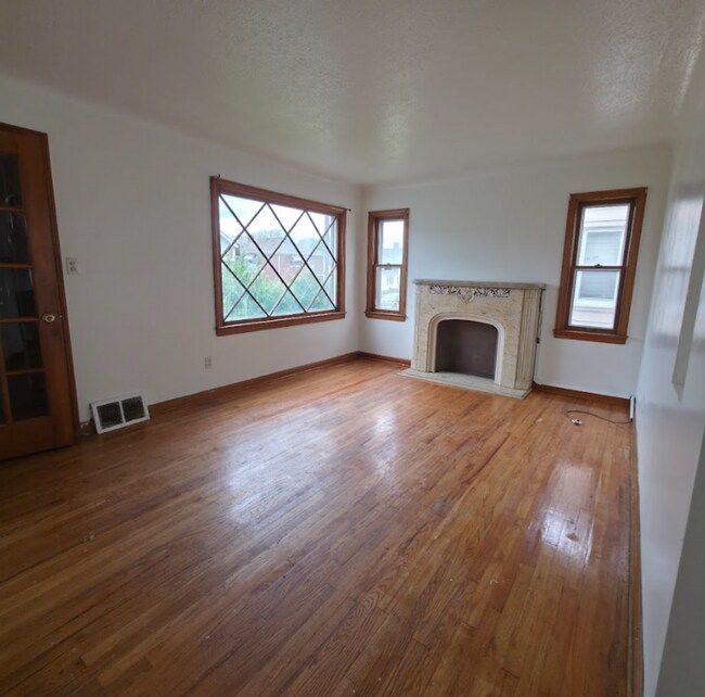 Building Photo - Multi Family Home 3 Bedroom and 1 Bath For Rent