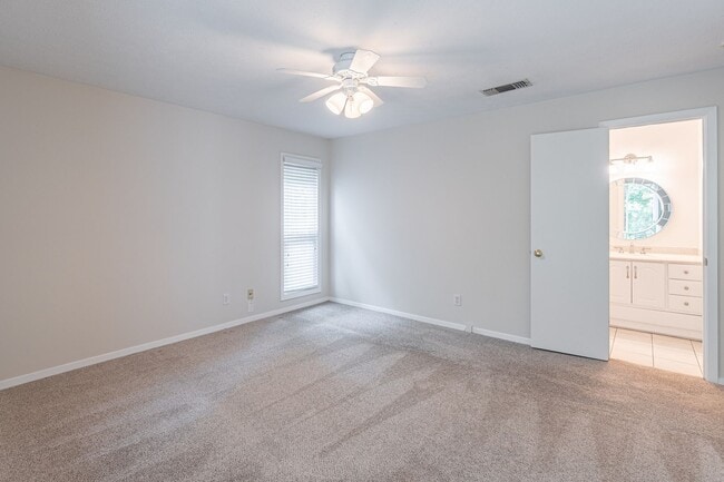 Building Photo - Welcome to this charming 2 bedroom, 2 bath...