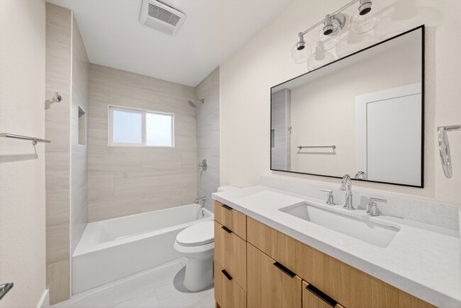 Building Photo - 3200 Weldon Ave