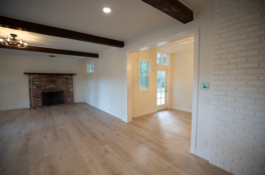 Building Photo - 384 Crazy Horse Canyon Rd