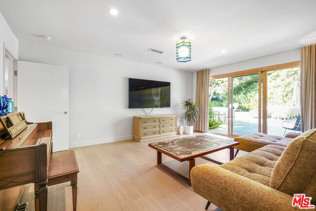 Building Photo - 375 S Surfview Dr