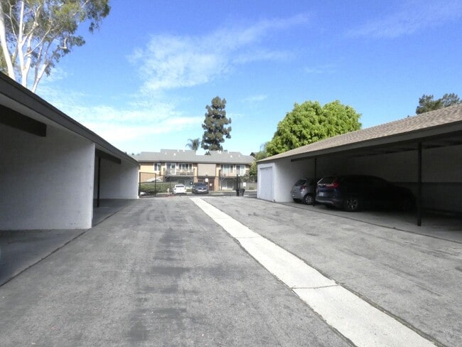 Building Photo - *Available NOW  in La Habra!*