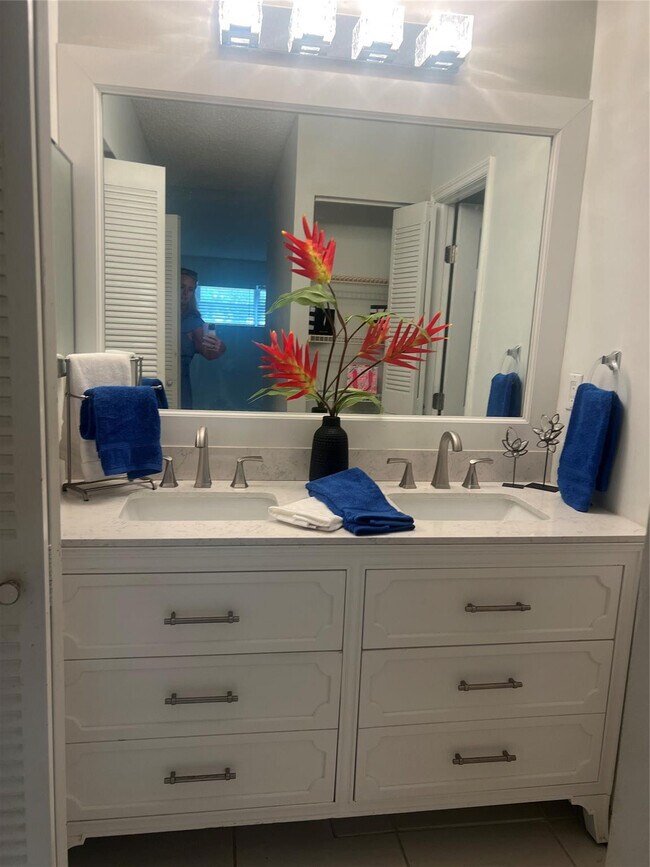 Building Photo - 21 Jacaranda Dr