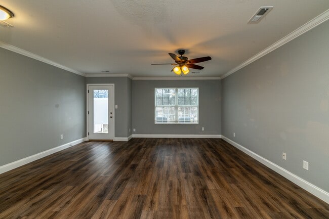 Building Photo - 924 Warrior Hill Dr