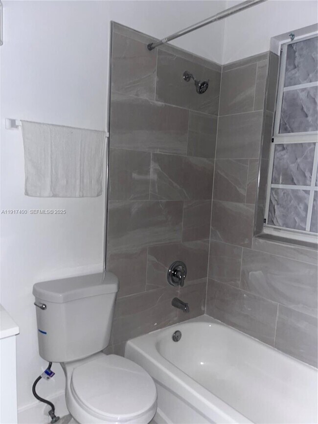 Building Photo - 3355 NE 13th Cir Dr